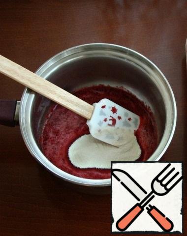 In a saucepan, pour a little berry mass, add agar-agar, mix and set aside.