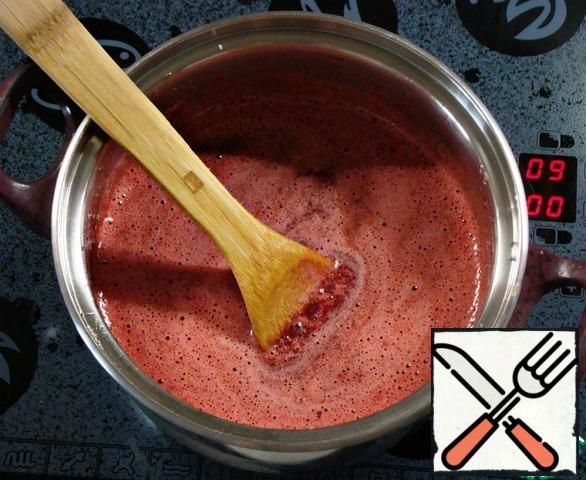 Bring the berry mass to a boil and cook over low heat, stirring and removing the foam, 5 minutes.