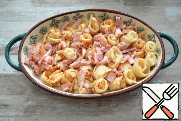 Cut the smoked ham into cubes and place it in the space between the pancakes.
Instead of ham, you can take ham.