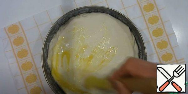 Roll out the second layer of dough. Cover the form, cut off the excess and bend the edges inward.
Lubricate with egg.