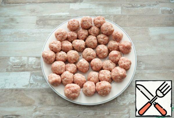 Shape the minced meat into walnut-sized meatballs.
