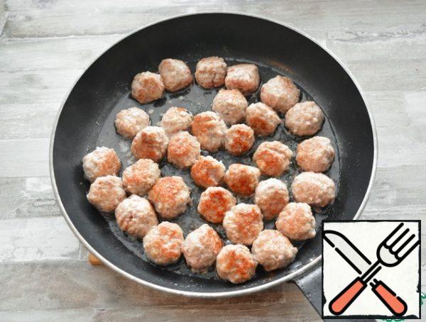 In a frying pan, heat the oil, fry the meatballs on both sides until tender (about 10 minutes). Remove them with a slotted spoon from the pan.

If all the meatballs do not fit at once, then fry them in portions. I fried in two stages.