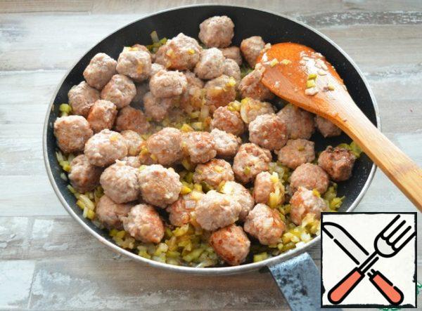 Return the meatballs to the pan