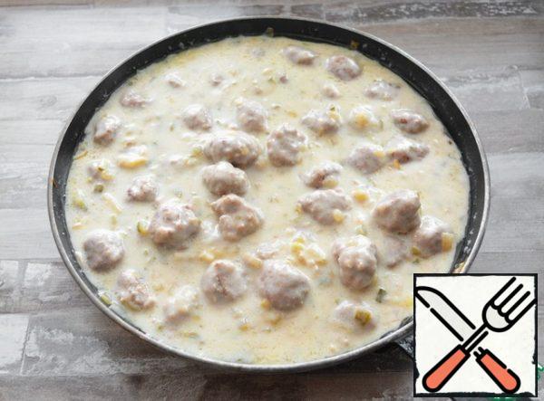 Pour the milk-cheese mixture into the meatballs. And stirring, boil everything together for another 5 minutes. If desired, add chopped dill to the sauce or sprinkle it on top of the meatballs.