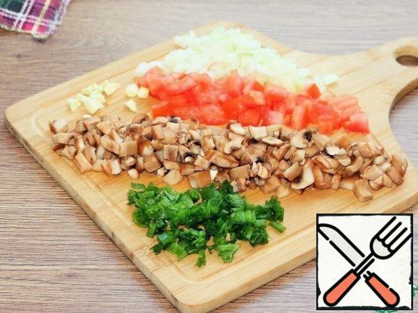 Prepare the products, peel and cut into small cubes: onions, mushrooms, tomatoes without pulp and garlic. Finely chop the green onions.