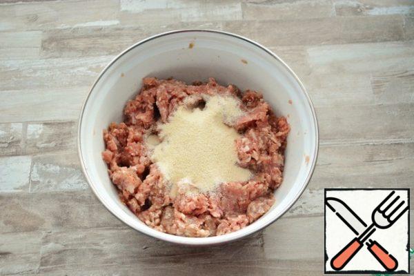To the minced meat, add 200 g of onion, grated on a grater, salt, pepper and mix well. Then add the semolina, mix well again and put it in the refrigerator for 1 hour, so that the semolina swells.