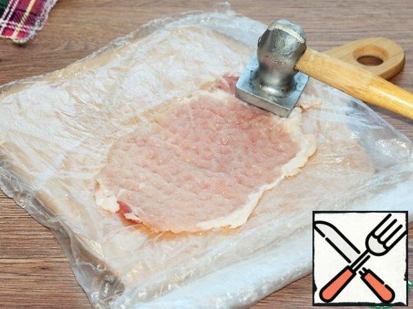 Pork steak, 0.6-0.8 cm thick, put in a transparent bag and beat with a hammer on both sides.