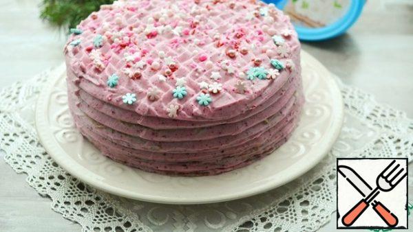 Decorate the top to your taste. I'm still a decorator, so I limited myself to pastry sprinkles.


Put the cake in the refrigerator for at least 2-3 hours to soak.