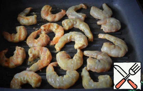 Before serving, quickly fry the prawns on a well-heated grill, literally for a minute, as the last ones were laid out, turn the first ones over.