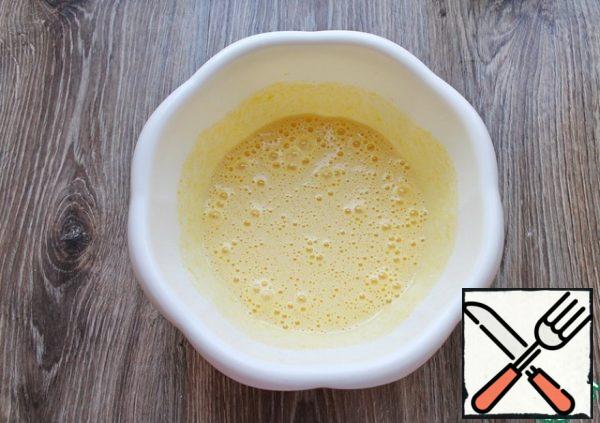 First, prepare all the necessary ingredients for cooking. Remove the eggs and jam from the refrigerator in advance, they should be at room temperature. In a bowl, break the eggs, add salt, sugar and whisk everything with a whisk until fluffy. If you have a mixer, it will take 1-2 minutes. Pour in the milk, vegetable oil (odorless) and mix everything together. It is vegetable oil that will make the dough tender and not dry.