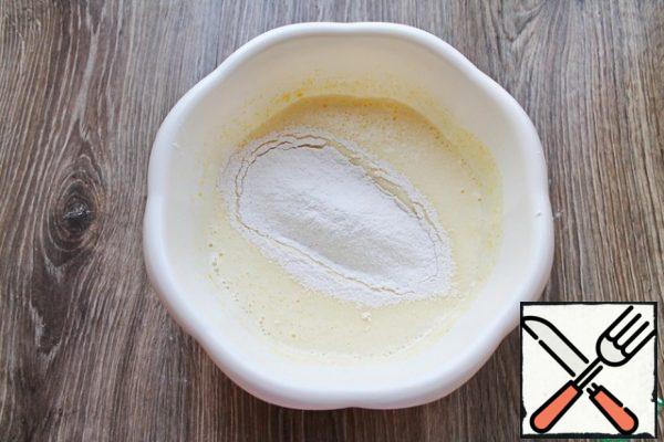 Combine the flour with baking powder and sift through a fine sieve.
