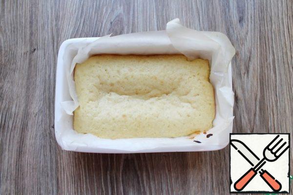 Foma for baking 17*21 centimeters cover with baking paper and brush with vegetable oil. Pour half of the dough and place in a hot oven at 180 degrees for 10 minutes. This will fix the top and the filling will not fail, but will remain in the middle of the baked pie.