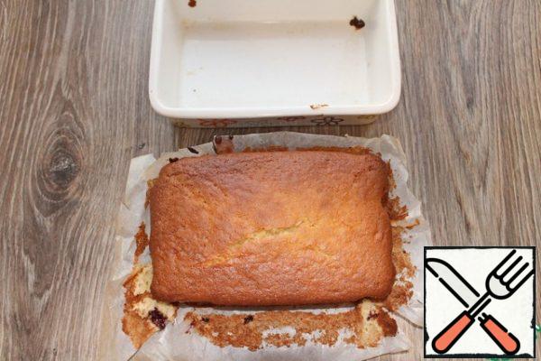 Return the cake pan to the oven and bake for another 40-50 minutes. The top should turn red and become dense. Skewer to determine will not work because of the jam, which is in the middle.
After cooking, remove the cake from the mold and let it cool completely, otherwise the jam will flow.