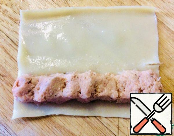 Next, put the filling on each plate of cannelloni and twist it. This is much more convenient and faster than filling tubes. I often buy cannelloni in plates (like lasagna), but they are not always and not everywhere on sale. If you are afraid of damaging the tubes, you can stuff them without soaking. Fillings can be put a little more than in the photo.