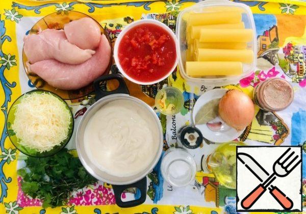 We will prepare the necessary products. The original version uses more fatty meats, such as pork tenderloin and / or chicken thighs. in addition, many add pork sausages (cat. ' botifarres’), lamb brains, chicken liver and foie gras. I have a simplified version: chicken breast, turkey fillet and pork pate. i grated the cheese beforehand and made a bechamel sauce (milk, flour, butter and nutmeg). Instead of 2 tomatoes, I have 1 can of tomatoes in their own juice. Greens of your choice, I have fresh coriander and rosemary