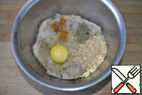For cooking, you can take any minced fish, I have from rudd, twisted in advance with onions. If you have ready-made minced meat, then add the onion, chopped with a blender.
To the minced meat, put salt, a mixture of peppers, egg, breadcrumbs, dry parsley. mix well and set aside.