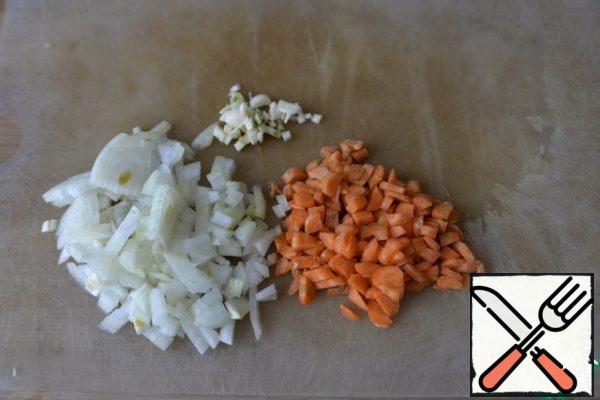 We are engaged in filling. My vegetables are cleaned, finely cut onions, carrots, garlic. You can grate the carrots.