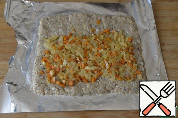 We put the stuffing on the minced fish, retreating from the edges so that it does not come out.