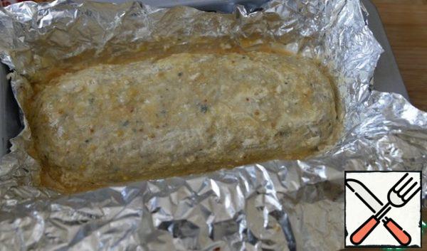 After 30 minutes from the moment of baking, we take out the roll, remove the foil from the top, grease with a brush with filling and again put it in the oven, preferably up or under the grill. Bring another 30 minutes to readiness.