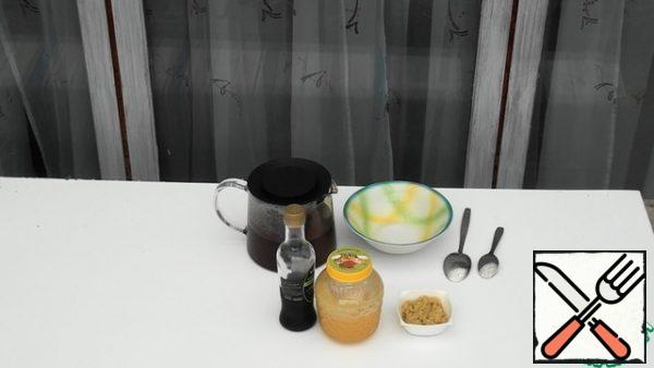Prepare the marinade. To do this, in a separate bowl, mix the cooled tea, soy sauce, honey and garlic-ginger paste.
