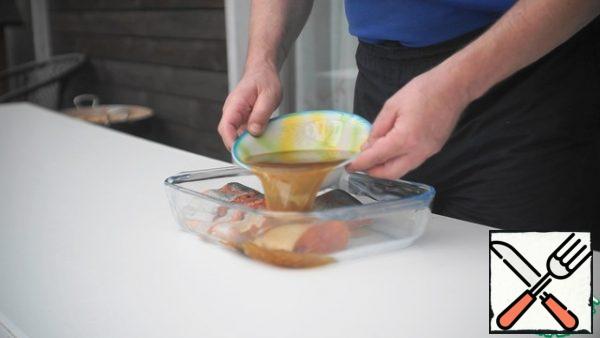 Cut the fish into portions, put in a bowl for marinating, and pour the marinade. Marinate for an hour.