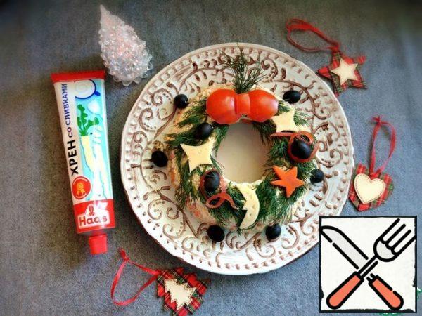 Decorate the wreath. I will use thick sprigs of dill. Using kitchen scissors, I will cut figures out of cheese, tomatoes, and carrots. I'll put them nicely. I'll add olives to the decor. Decorate the wreath to your liking, I gave you an idea.