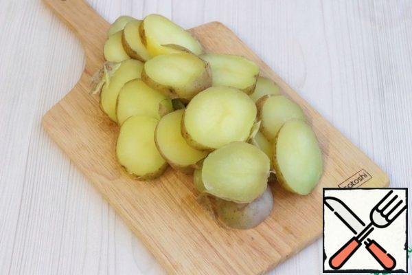 Potatoes (5 pcs.) boil in a uniform until half-cooked. Cut into rings with a thickness of approximately 0.7 - 1 cm.