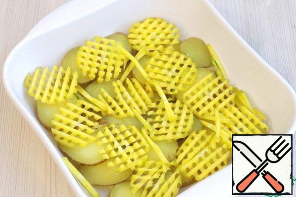 Chop the carrots into rings/straws /curly plates. Add 3-4 tablespoons of vegetable oil to the bottom of the baking dish, then put the potatoes, add a layer of potatoes with a little salt, then put the chopped carrots.