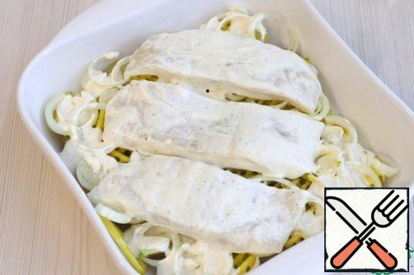 Fillet of halibut liberally lubricate with mustard-sour cream sauce. Add the halibut fillet to the baking dish. The structure is once again sprinkled with vegetable oil. Cover the form with a sheet of foil and send it to the oven preheated to t190c. 