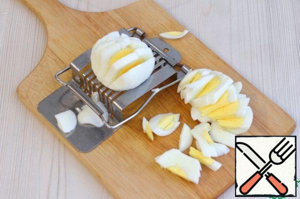 Boil eggs (3 PCs.) and cut into strips.