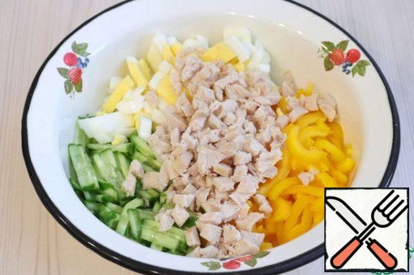 In a bowl, combine all the ingredients of the salad.
