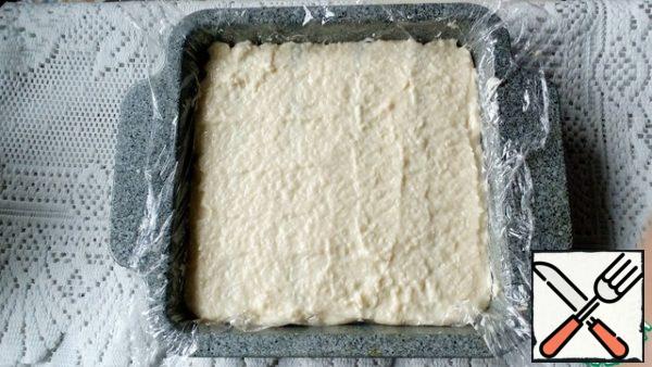 Cover with the remaining cream. Level it out.
