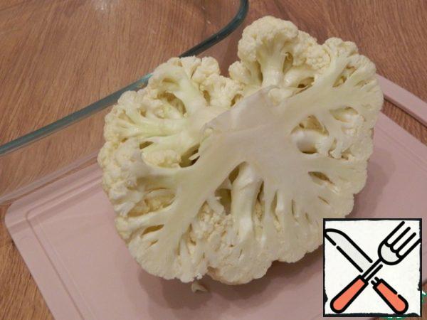 Cut the cauliflower in half, then lengthwise into plates of 1.5 cm.