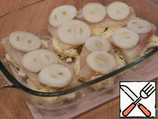 Put the onion rings on the fish.