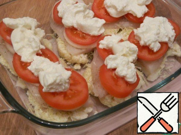 Smear the tomatoes with sauce on top.
