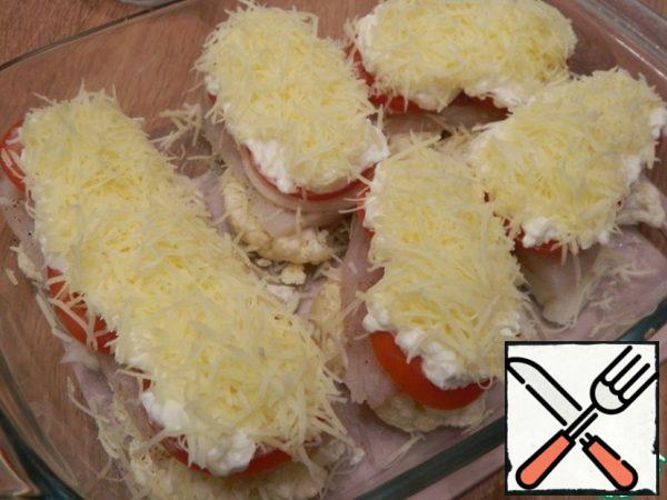 Sprinkle very generously with cheese and put it in the oven for 40 minutes and bake the dish at a temperature of 180 degrees. it is better to add about a glass of water to the mold so that the cabbage is not crispy, and in the process of cooking it becomes much softer.