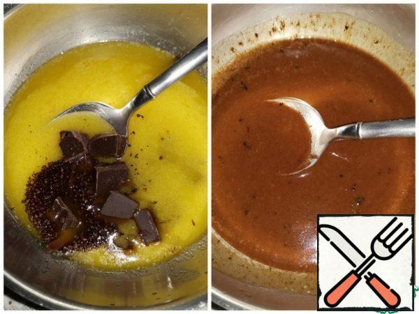 In the melted butter, pour coffee and chocolate broken into pieces, stir.