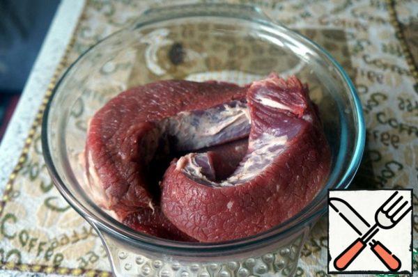 Remove the flesh from the brisket, we do not need the rest for this dish.