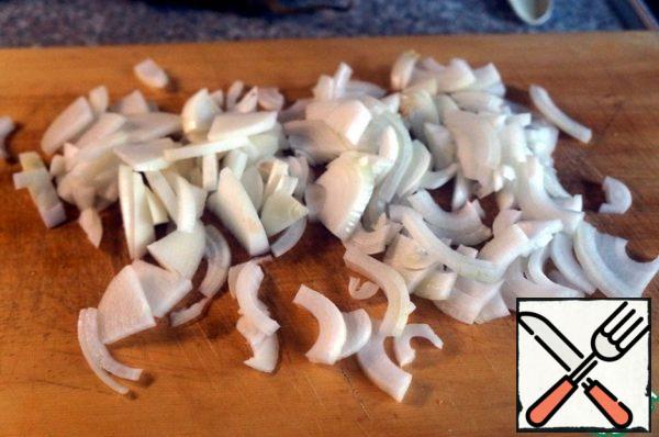 Cut both onions into half rings or quarters.