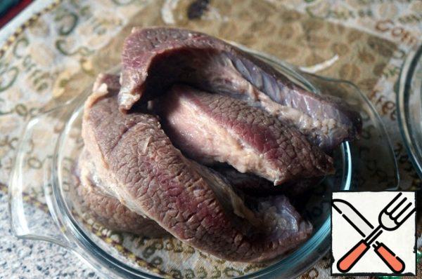 Remove the brisket from the marinade and lightly dry with a paper towel.