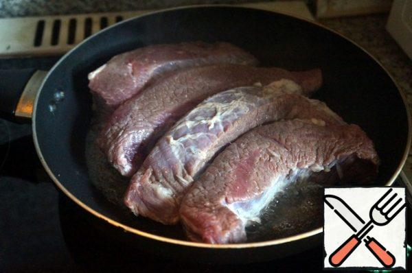 In a frying pan, pour the oil, heat, lay the brisket, fry until golden brown on all sides.