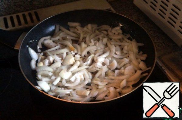 In the same pan in which the meat was fried, reheat the oil (you can add it), fry the remaining onions. You can also use onions from the marinade.
