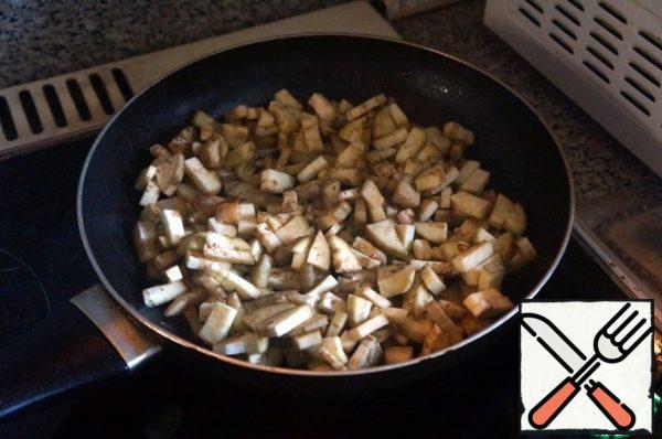 Peel the eggplant and cut it into small pieces.