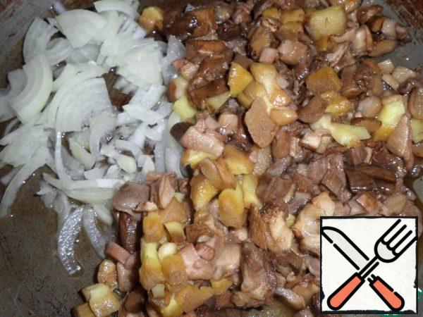In a preheated frying pan, pour 1 tbsp. l. vegetable oil. Spread 1 chopped onion and mushrooms.
