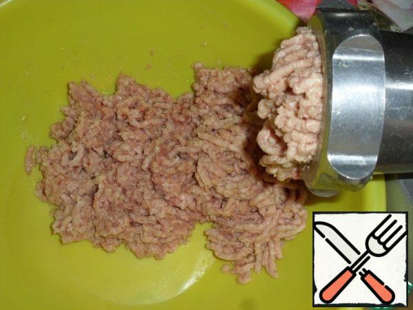 We pass through a meat grinder chicken meat and 1 onion.