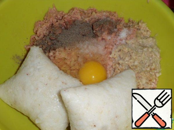Add boiled rice, egg, 1 tsp salt, ground black pepper to taste in a cup to the minced chicken.