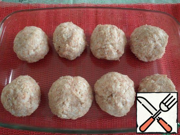 The baking dish is greased with vegetable oil (1 tbsp. l.).
From the prepared chicken and rice minced meat, we make balls. We put them in the form. I got 8 pcs.