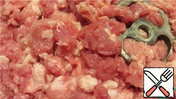 the ingredients in the recipe are designed for 1 kg of minced meat for sausages, but you can make a sample from a small amount of minced meat (see below).

meat with lard twist through a meat grinder with a large grate or cut into small pieces (1cm. x1cm.), add salt, sugar, spices and alcohol. Minced sausage mix well and put in the refrigerator for 3 hours.