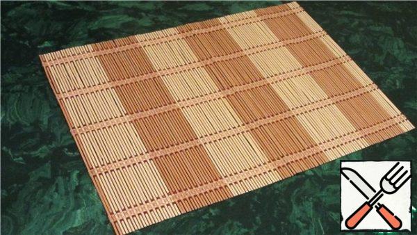 While the minced meat is marinated in the refrigerator, prepare a bamboo mat.