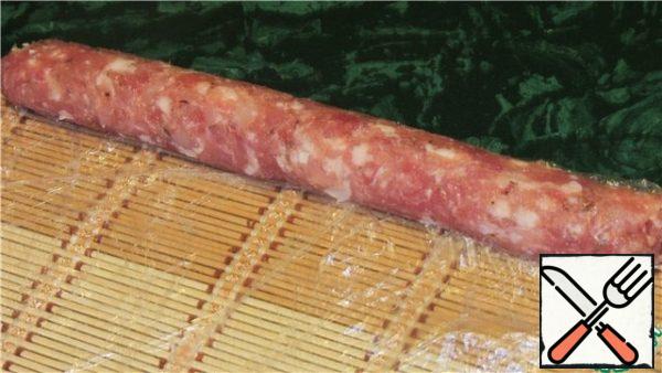 Carefully unfold the mat and get a billet of minced meat in the form of sausage. We do the same with the remaining minced meat.